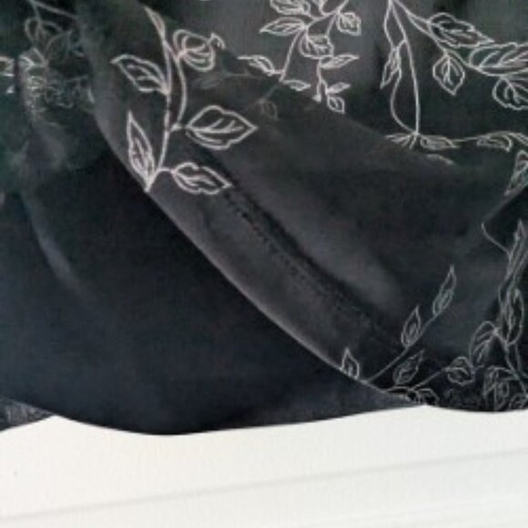 Back camisole top with white flowers - Picture 6 of 6